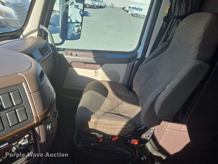 image for item DT7049 2015 Volvo VN semi truck