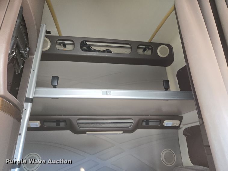 image for item DT7049 2015 Volvo VN semi truck