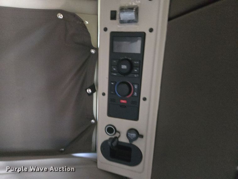 image for item DT7049 2015 Volvo VN semi truck