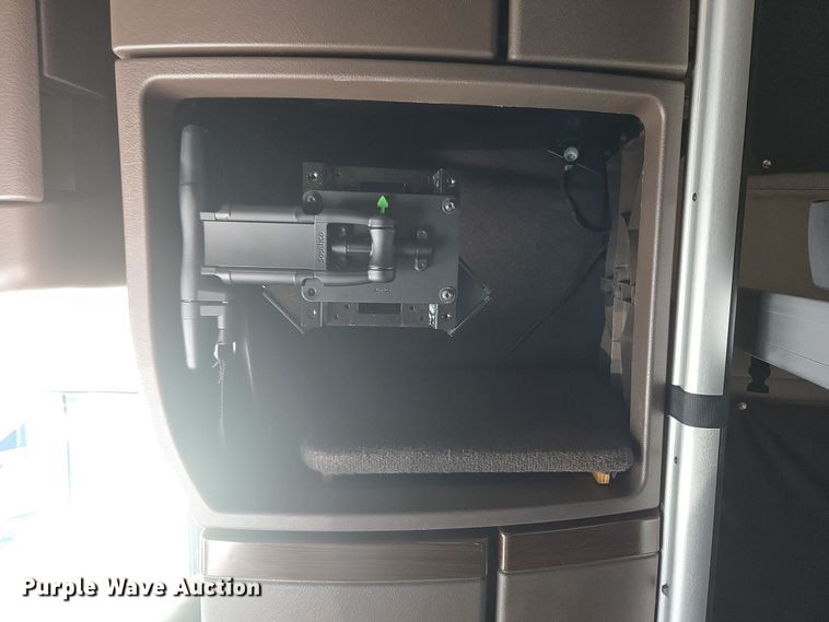 image for item DT7049 2015 Volvo VN semi truck