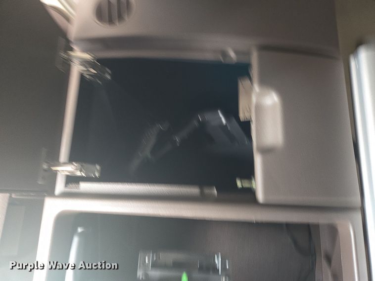 image for item DT7049 2015 Volvo VN semi truck