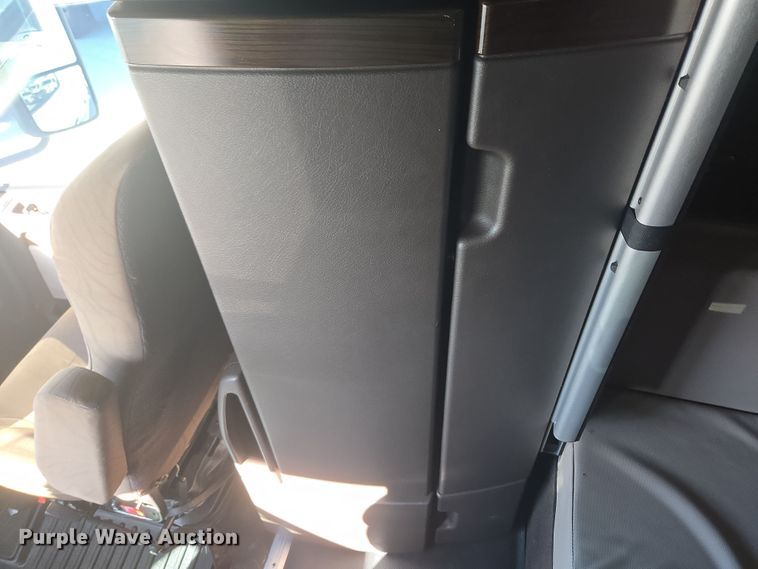 image for item DT7049 2015 Volvo VN semi truck