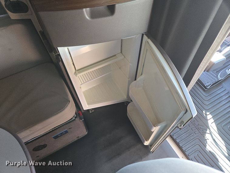 image for item DT7049 2015 Volvo VN semi truck