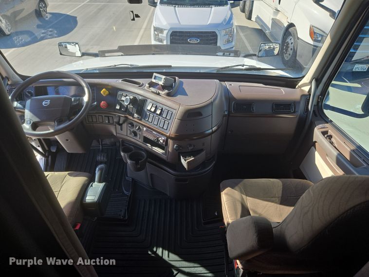 image for item DT7049 2015 Volvo VN semi truck