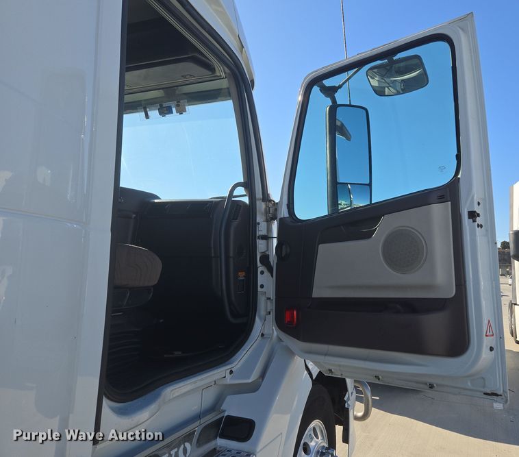 image for item DT7049 2015 Volvo VN semi truck