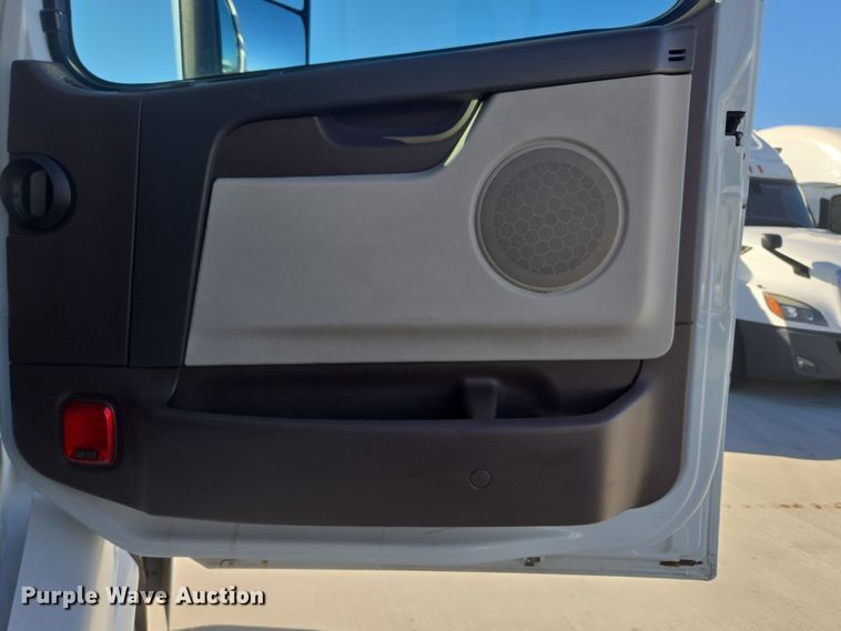 image for item DT7049 2015 Volvo VN semi truck