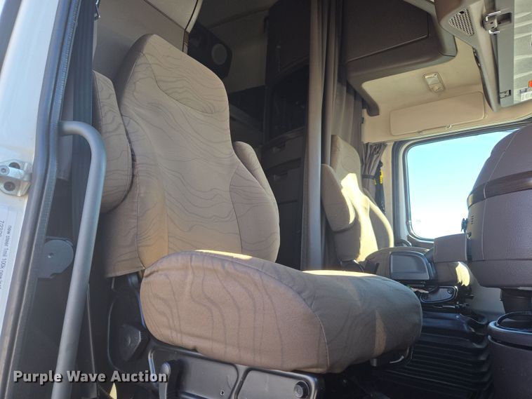 image for item DT7049 2015 Volvo VN semi truck