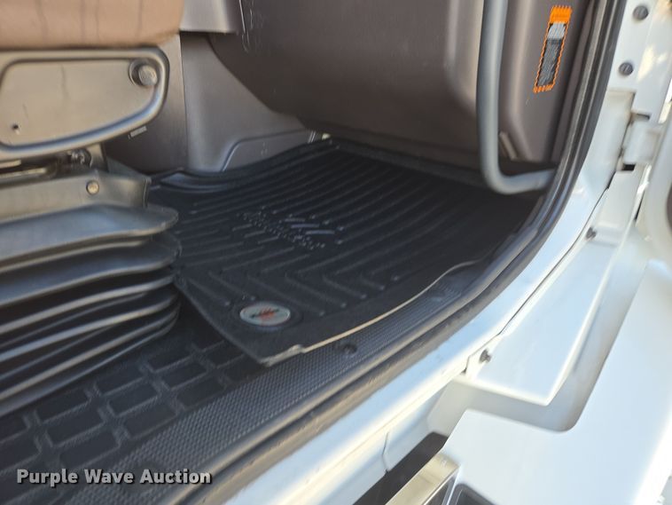 image for item DT7049 2015 Volvo VN semi truck