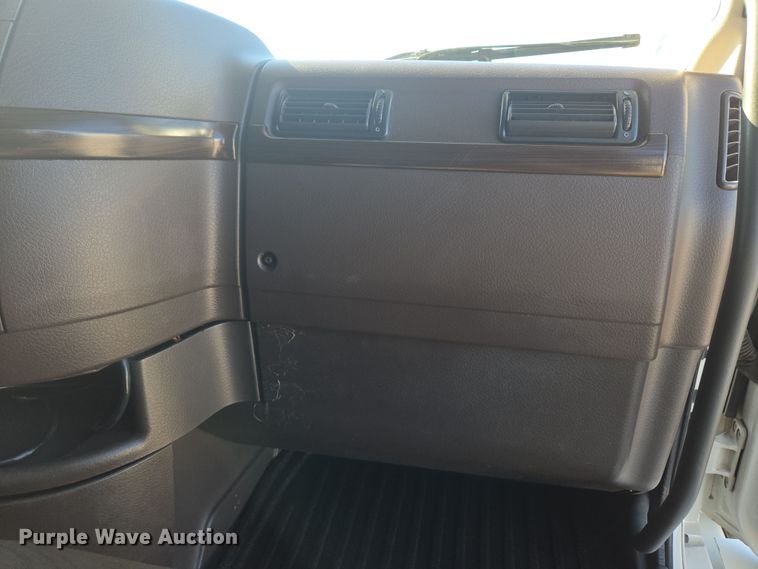 image for item DT7049 2015 Volvo VN semi truck