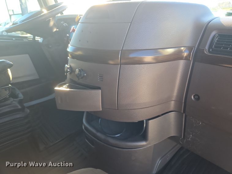 image for item DT7049 2015 Volvo VN semi truck