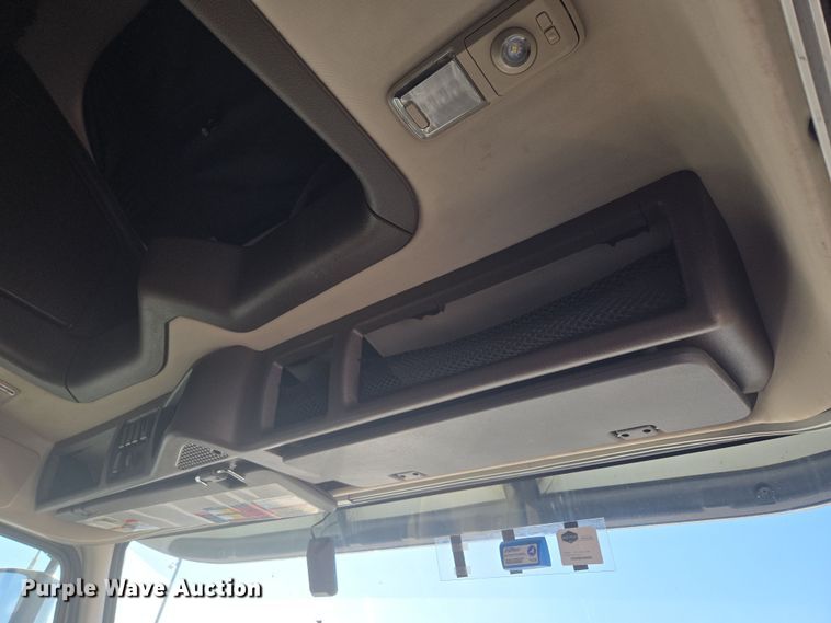 image for item DT7049 2015 Volvo VN semi truck