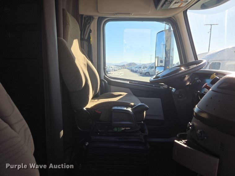 image for item DT7049 2015 Volvo VN semi truck