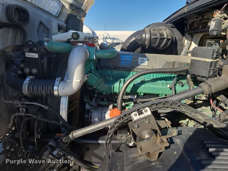 image for item DT7049 2015 Volvo VN semi truck