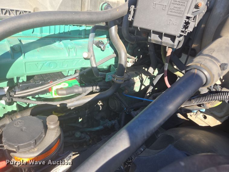 image for item DT7049 2015 Volvo VN semi truck