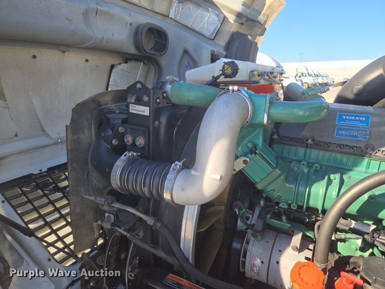 image for item DT7049 2015 Volvo VN semi truck