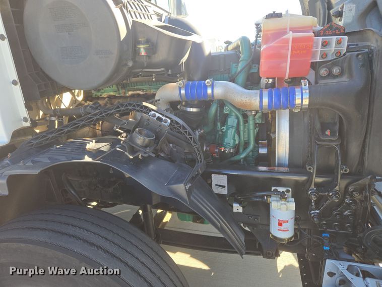 image for item DT7049 2015 Volvo VN semi truck