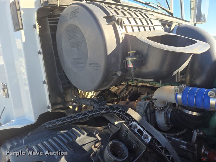 image for item DT7049 2015 Volvo VN semi truck