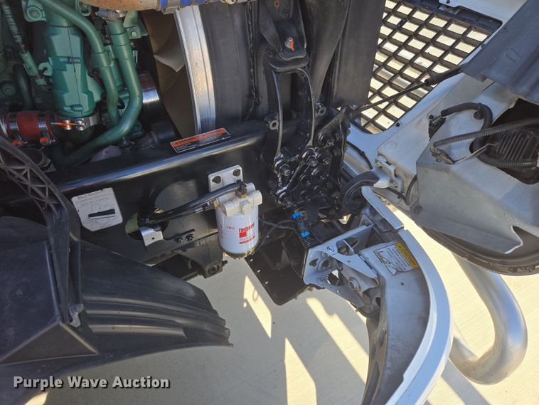 image for item DT7049 2015 Volvo VN semi truck