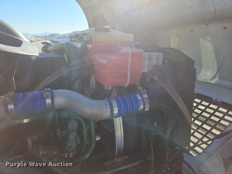 image for item DT7049 2015 Volvo VN semi truck