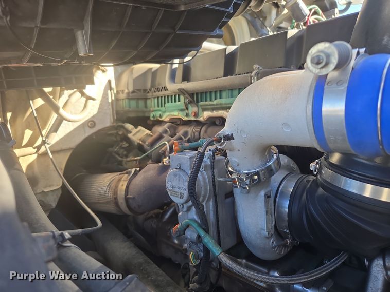 image for item DT7049 2015 Volvo VN semi truck