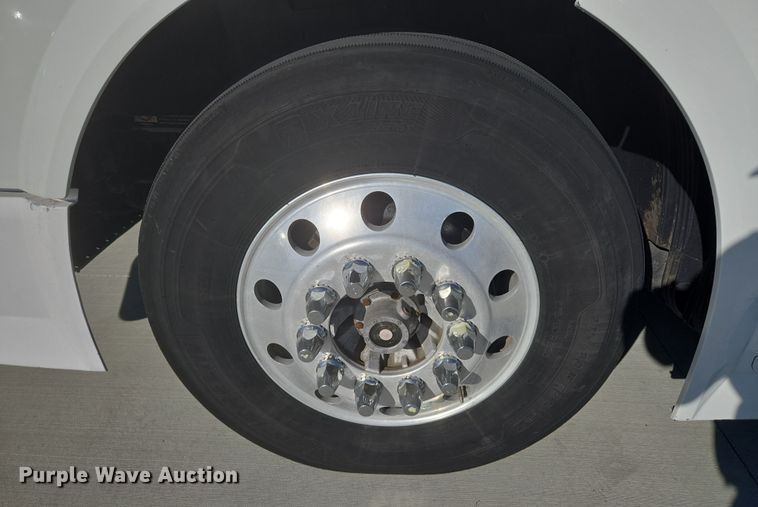 image for item DT7049 2015 Volvo VN semi truck