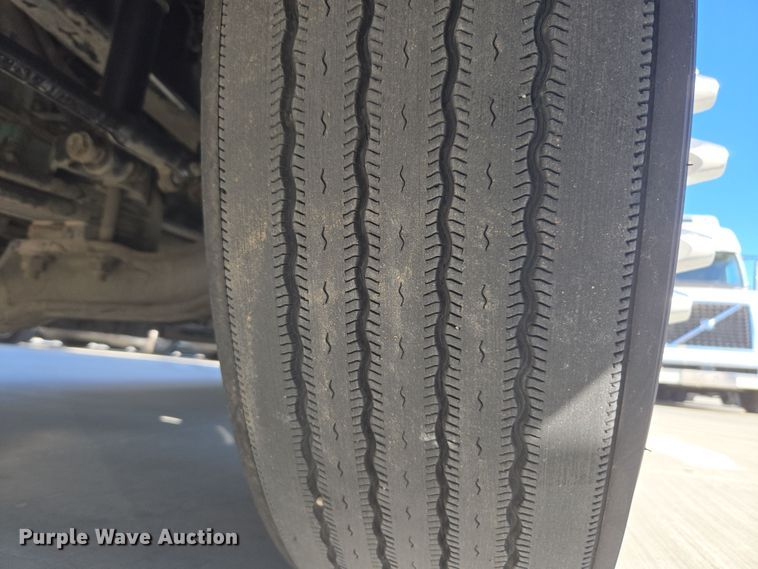 image for item DT7049 2015 Volvo VN semi truck