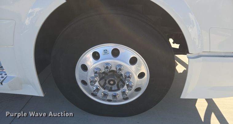 image for item DT7049 2015 Volvo VN semi truck