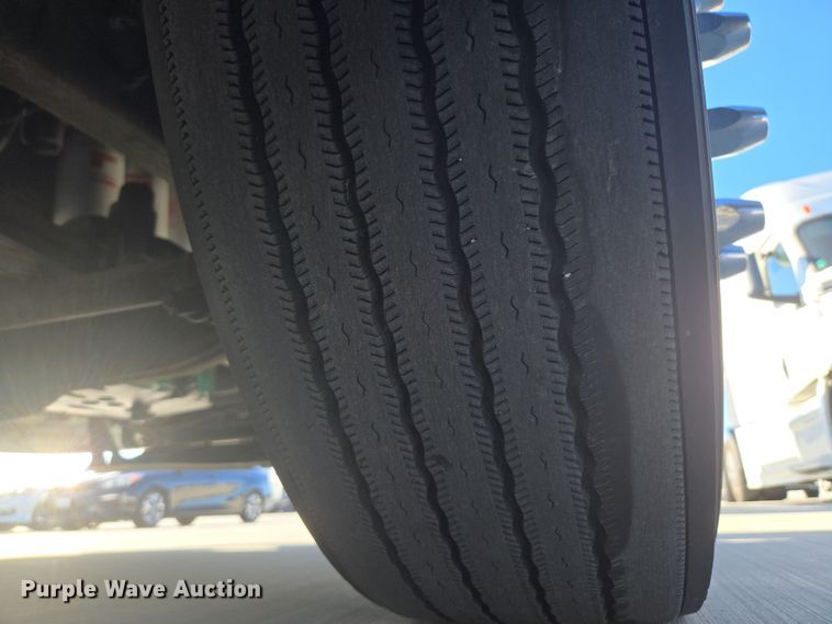 image for item DT7049 2015 Volvo VN semi truck