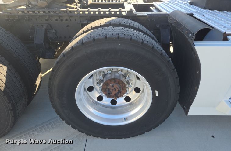 image for item DT7049 2015 Volvo VN semi truck