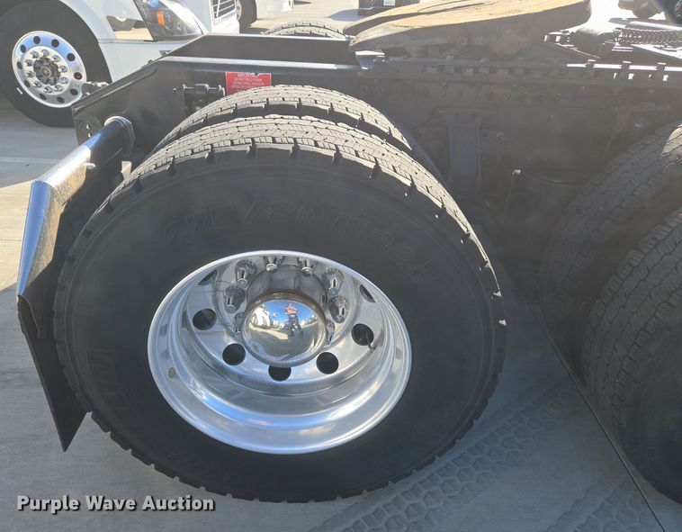 image for item DT7049 2015 Volvo VN semi truck