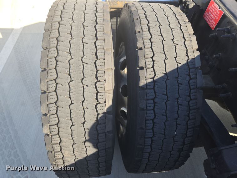 image for item DT7049 2015 Volvo VN semi truck