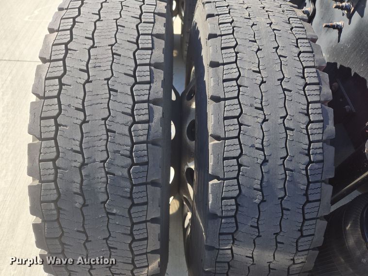 image for item DT7049 2015 Volvo VN semi truck