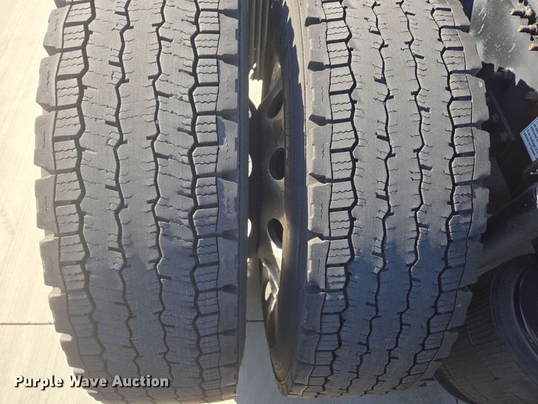 image for item DT7049 2015 Volvo VN semi truck