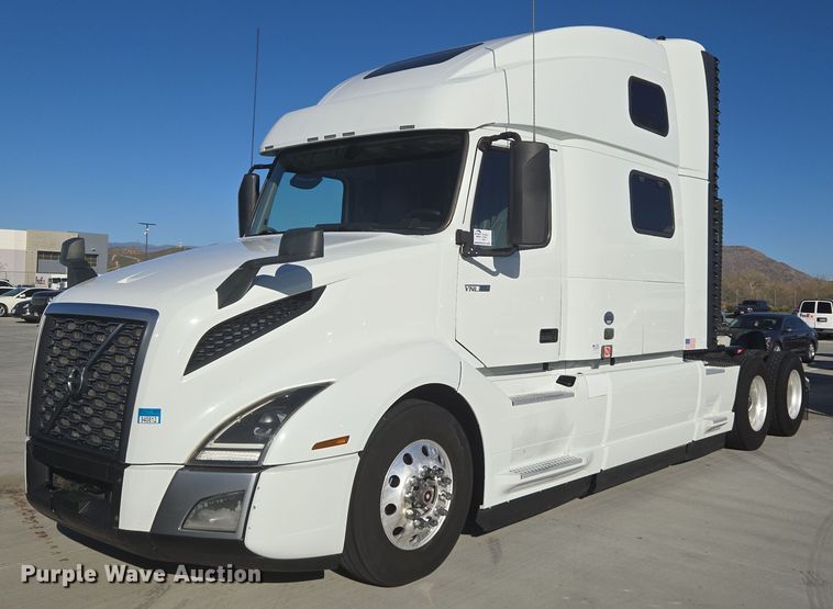 image for item DT7050 2020 Volvo VNL860 semi truck