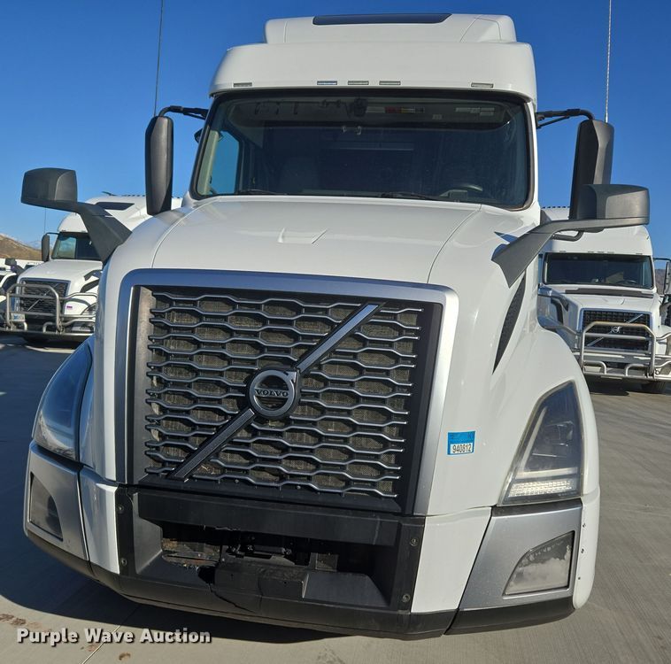 image for item DT7050 2020 Volvo VNL860 semi truck