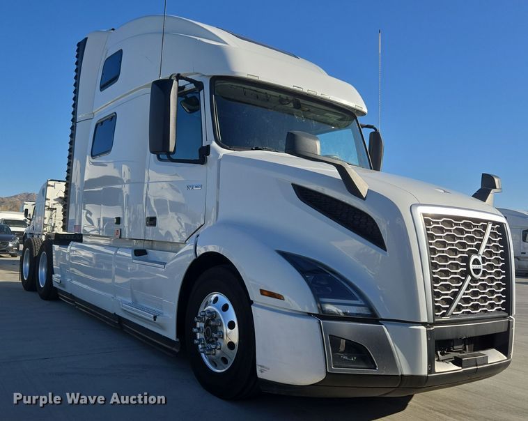 image for item DT7050 2020 Volvo VNL860 semi truck
