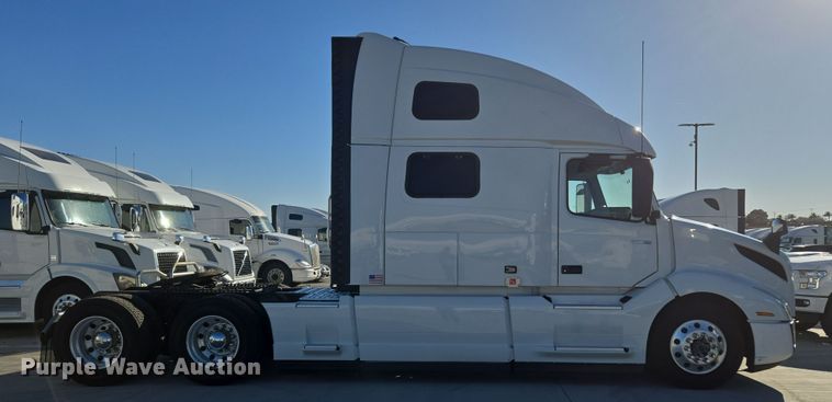 image for item DT7050 2020 Volvo VNL860 semi truck