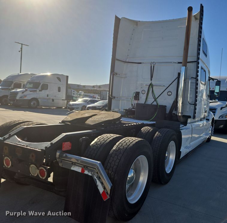 image for item DT7050 2020 Volvo VNL860 semi truck