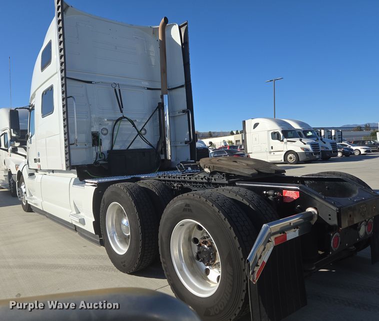 image for item DT7050 2020 Volvo VNL860 semi truck