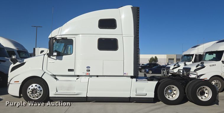 image for item DT7050 2020 Volvo VNL860 semi truck
