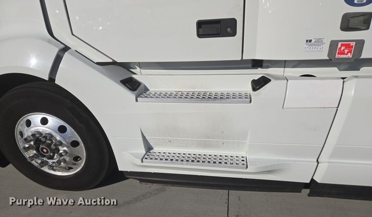 image for item DT7050 2020 Volvo VNL860 semi truck