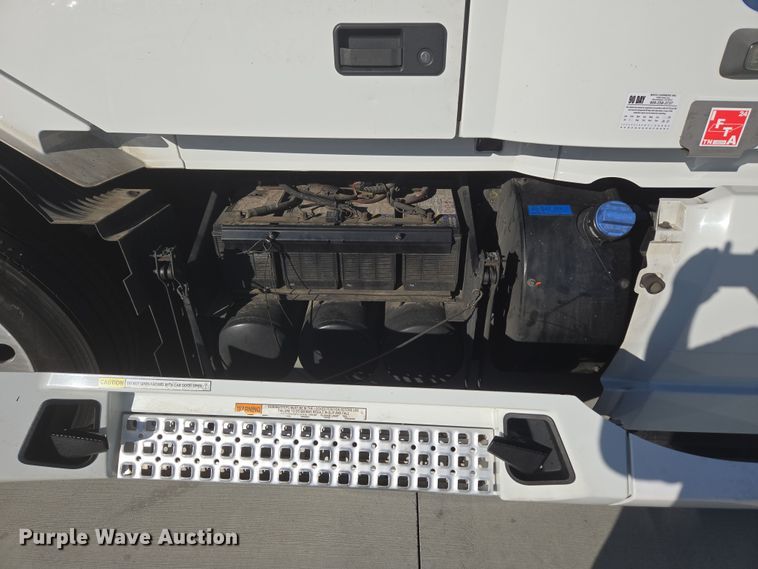 image for item DT7050 2020 Volvo VNL860 semi truck