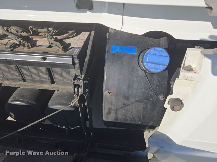 image for item DT7050 2020 Volvo VNL860 semi truck