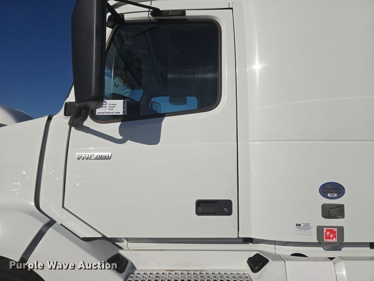 image for item DT7050 2020 Volvo VNL860 semi truck