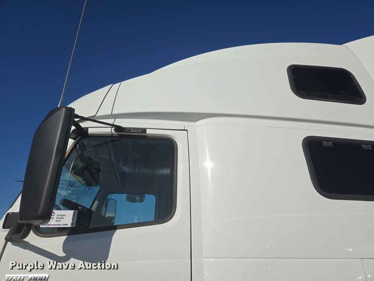 image for item DT7050 2020 Volvo VNL860 semi truck