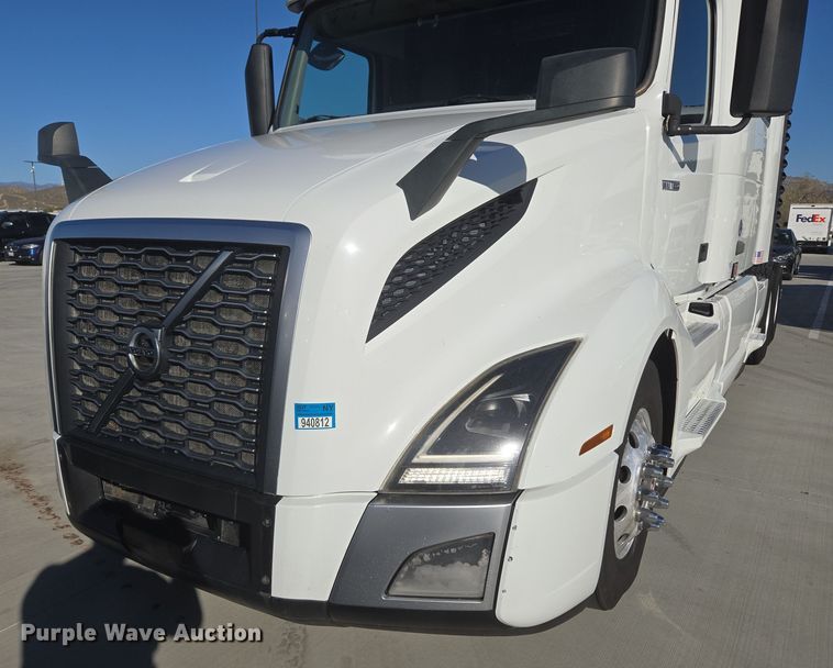 image for item DT7050 2020 Volvo VNL860 semi truck