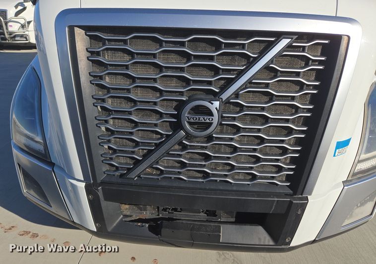 image for item DT7050 2020 Volvo VNL860 semi truck
