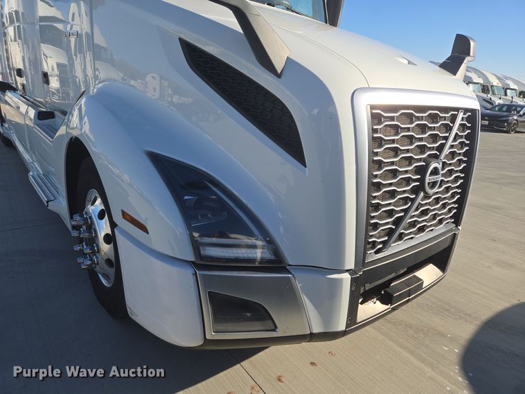 image for item DT7050 2020 Volvo VNL860 semi truck