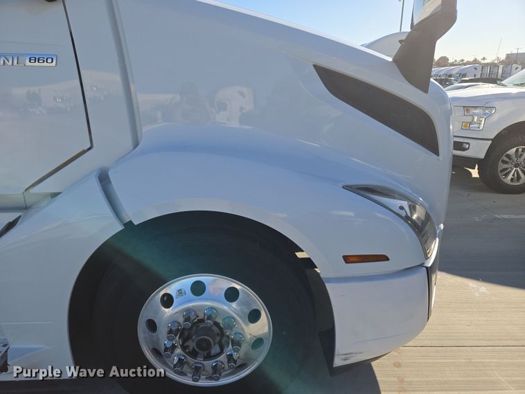 image for item DT7050 2020 Volvo VNL860 semi truck