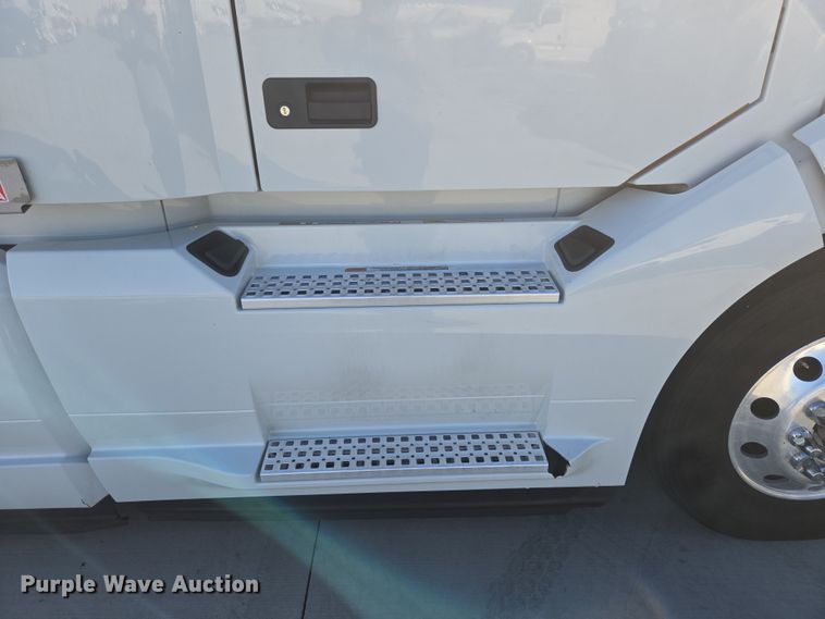 image for item DT7050 2020 Volvo VNL860 semi truck